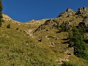 16 Risaliamo In decisa salita sul sent. 234 la Val Carnera 